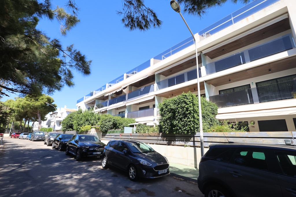 MODERN 2 BEDROOM APARTMENT WITH LARGE TERRACE, POOL AND GARAGE IN CAMPOAMOR