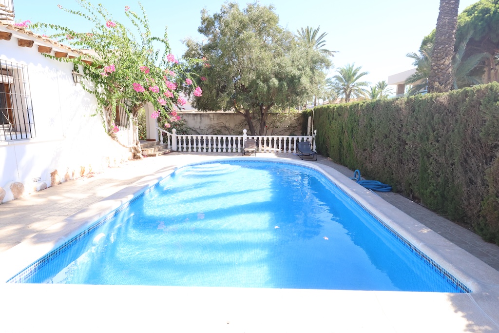 DETACHED CORNER VILLA WITH PRIVATE POOL, 4 BEDROOMS AND GARAGE IN CABO ROIG