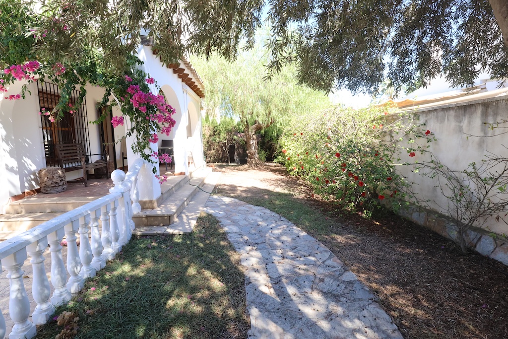 DETACHED CORNER VILLA WITH PRIVATE POOL, 4 BEDROOMS AND GARAGE IN CABO ROIG