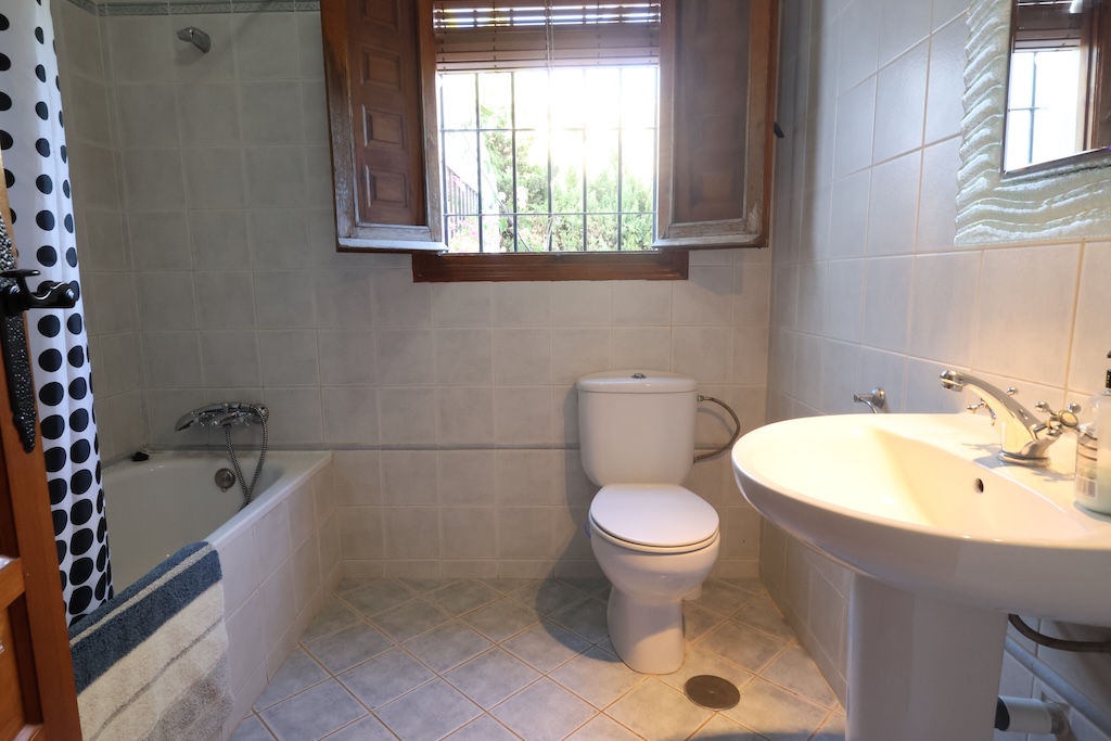 DETACHED CORNER VILLA WITH PRIVATE POOL, 4 BEDROOMS AND GARAGE IN CABO ROIG