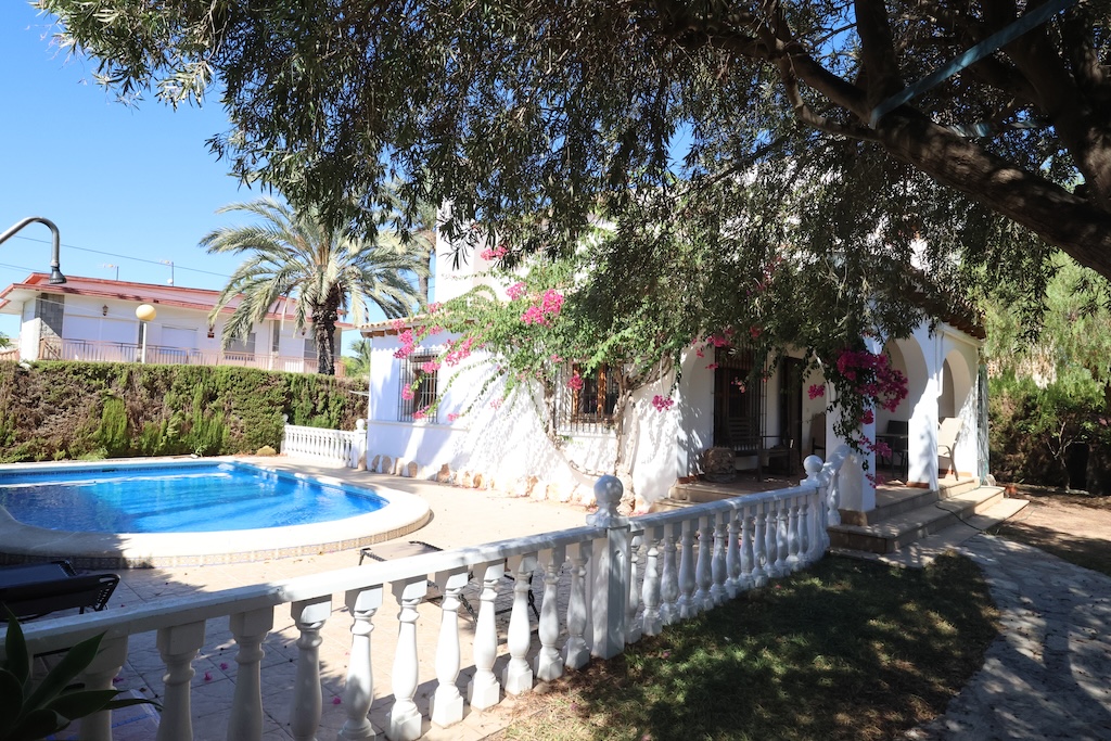 DETACHED CORNER VILLA WITH PRIVATE POOL, 4 BEDROOMS AND GARAGE IN CABO ROIG