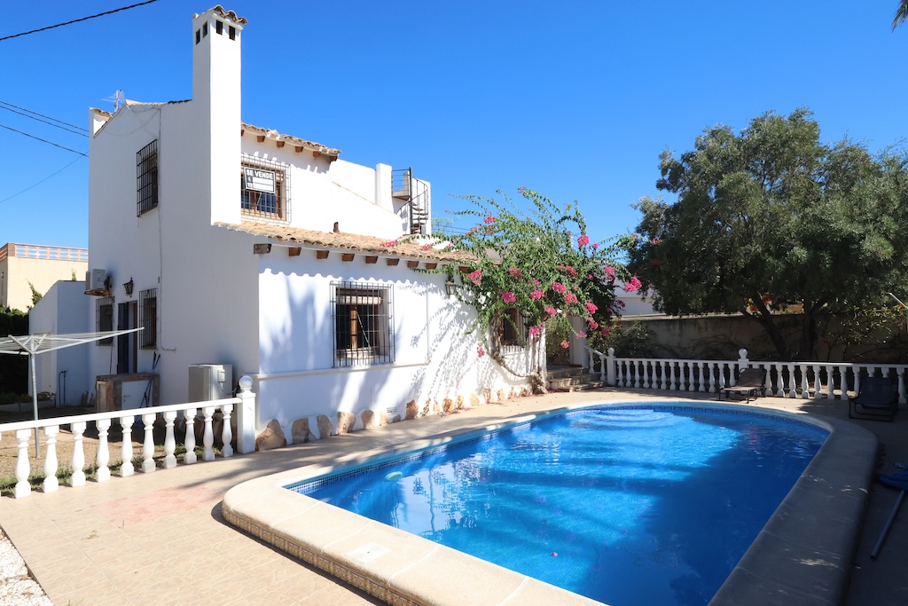 DETACHED CORNER VILLA WITH PRIVATE POOL, 4 BEDROOMS AND GARAGE IN CABO ROIG