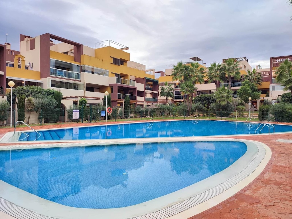 2-BEDROOM APARTMENT WITH LARGE TERRACE, POOL AND PARKING IN PLAYA FLAMENCA