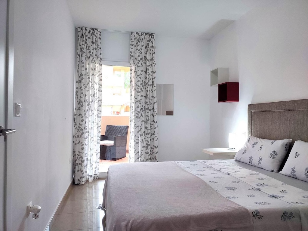 2-BEDROOM APARTMENT WITH LARGE TERRACE, POOL AND PARKING IN PLAYA FLAMENCA