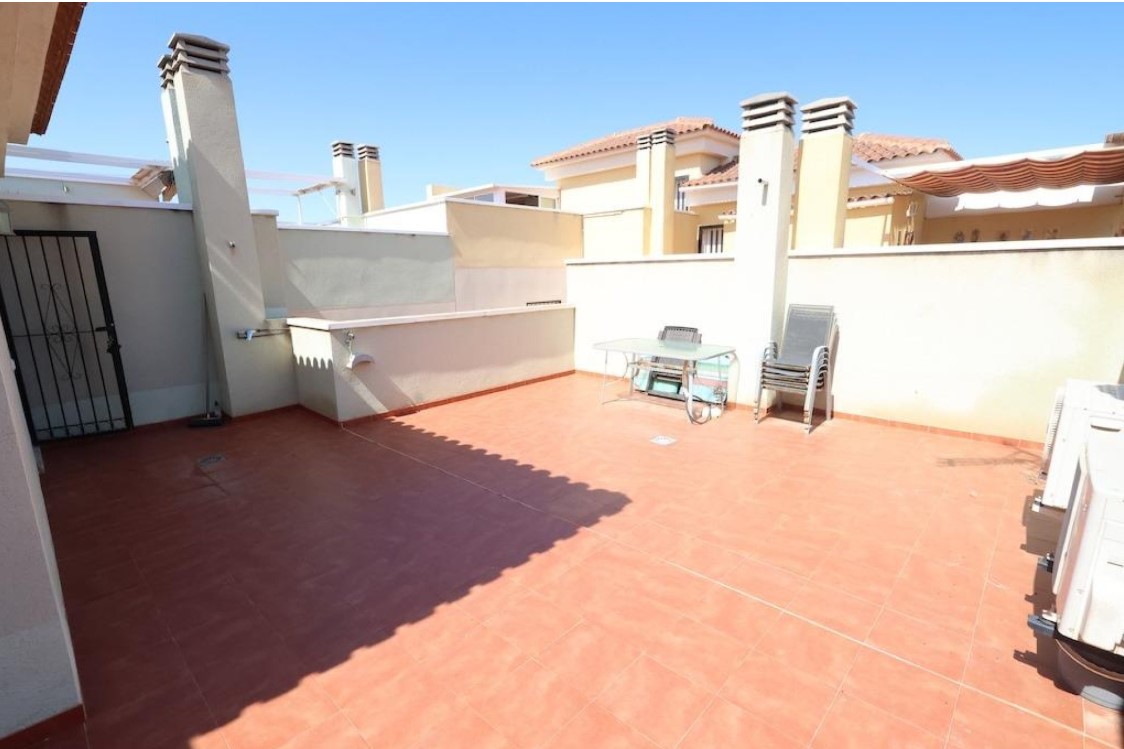 TOP FLOOR BUNGALOW WITH 50 M² PRIVATE SOLARIUM AND SEA VIEWS IN NEW WATERS