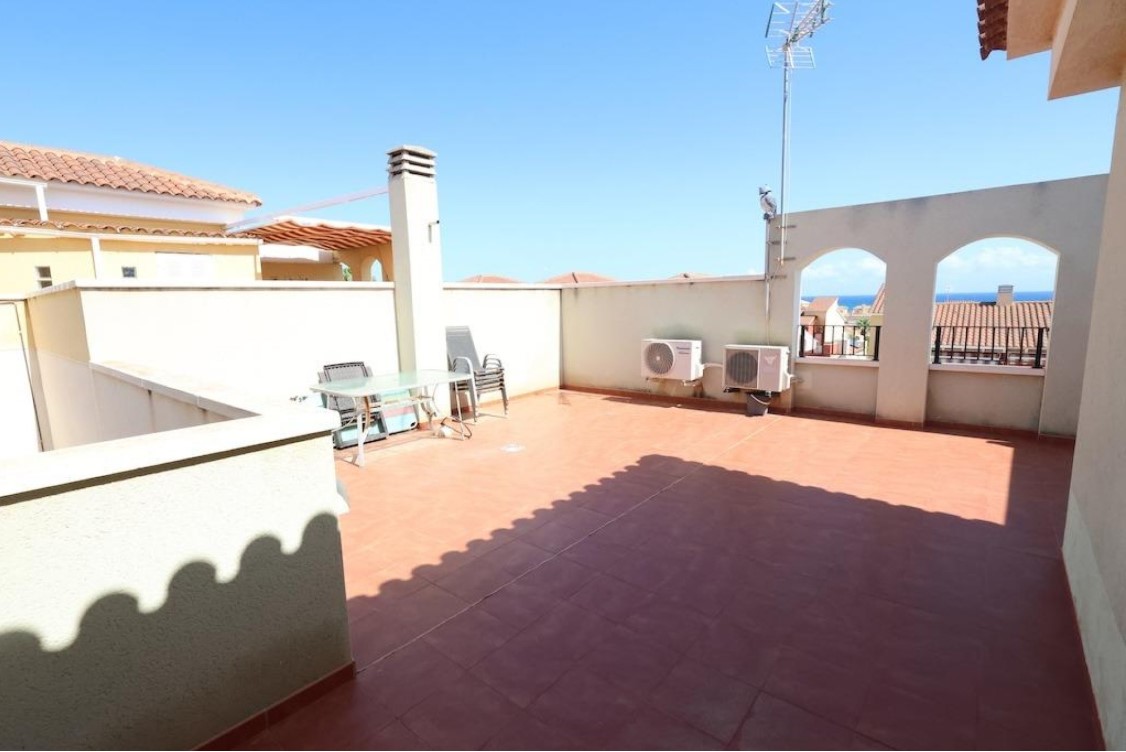 TOP FLOOR BUNGALOW WITH 50 M² PRIVATE SOLARIUM AND SEA VIEWS IN NEW WATERS