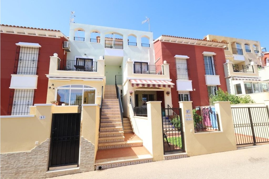 TOP FLOOR BUNGALOW WITH 50 M² PRIVATE SOLARIUM AND SEA VIEWS IN NEW WATERS