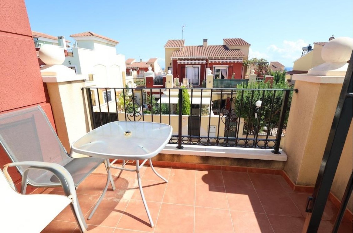 TOP FLOOR BUNGALOW WITH 50 M² PRIVATE SOLARIUM AND SEA VIEWS IN NEW WATERS