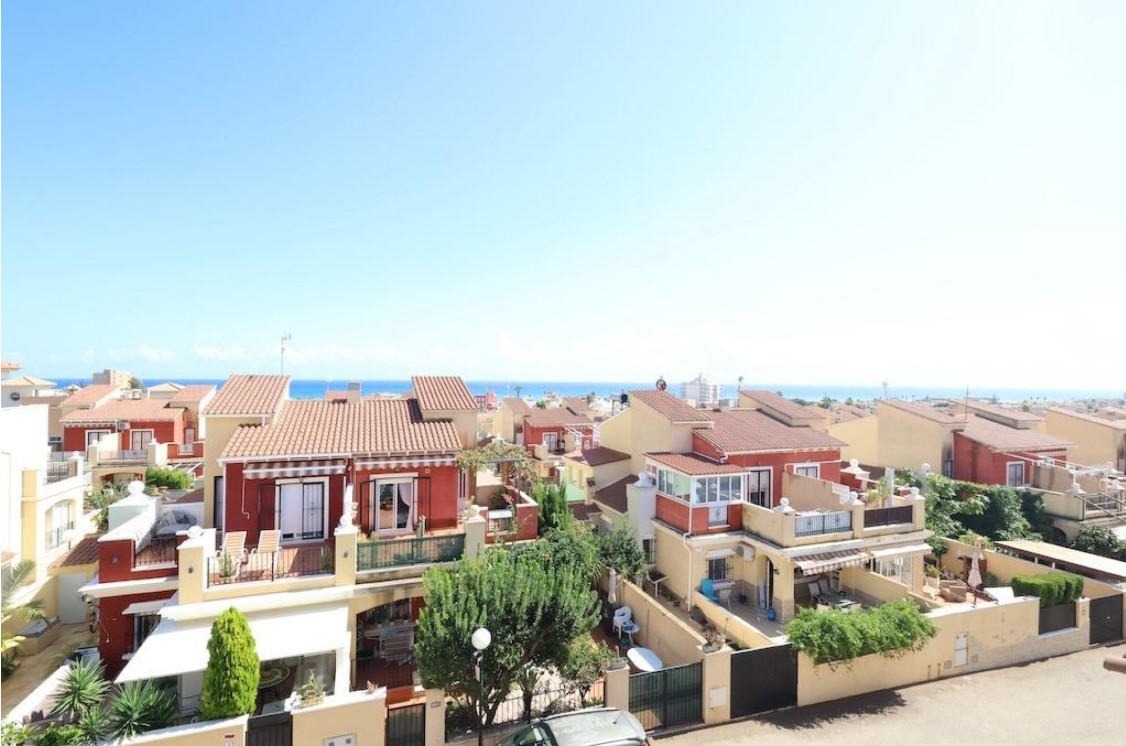 TOP FLOOR BUNGALOW WITH 50 M² PRIVATE SOLARIUM AND SEA VIEWS IN NEW WATERS