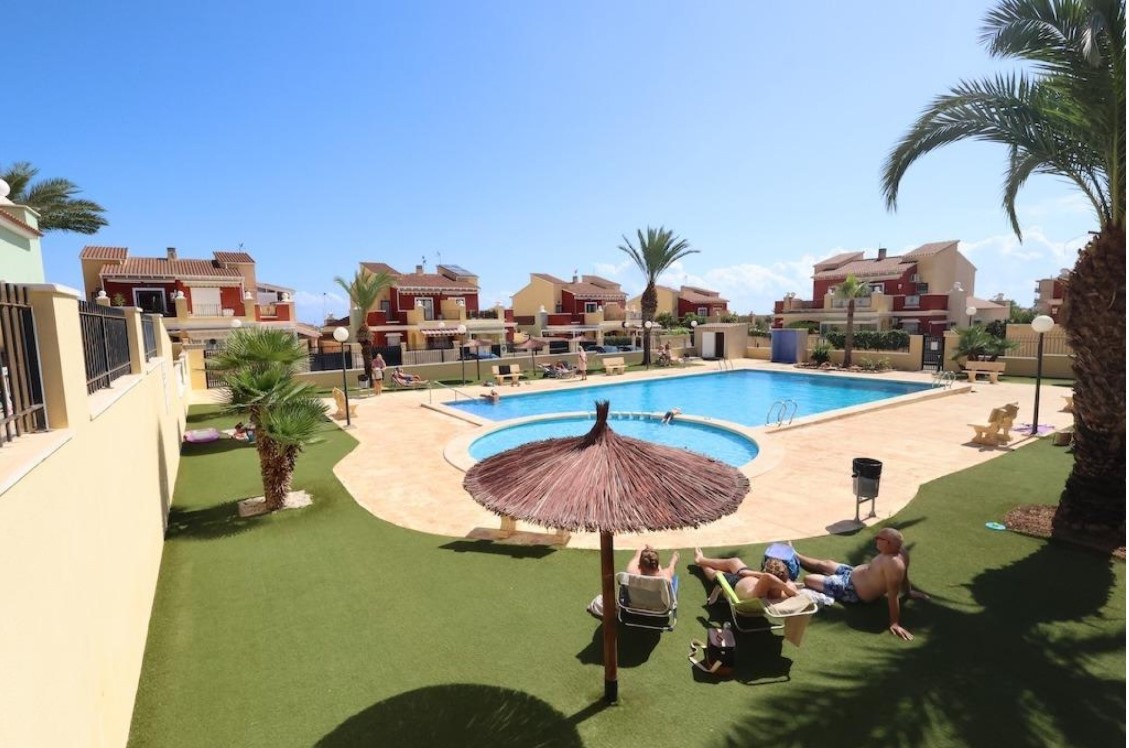 TOP FLOOR BUNGALOW WITH 50 M² PRIVATE SOLARIUM AND SEA VIEWS IN NEW WATERS