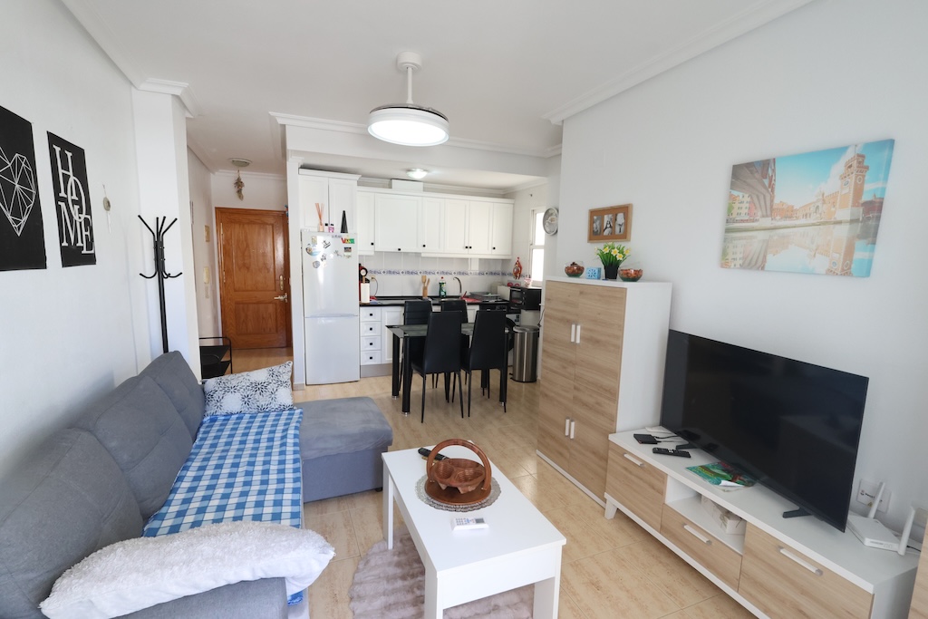 ÁTICO CON AMPLIA TERRAZA, ORIENTACIÓN SUR Y PISCINA COMUNITARIA EN TORREVIEJA