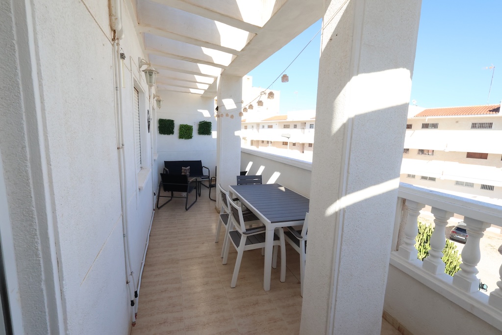 ÁTICO CON AMPLIA TERRAZA, ORIENTACIÓN SUR Y PISCINA COMUNITARIA EN TORREVIEJA