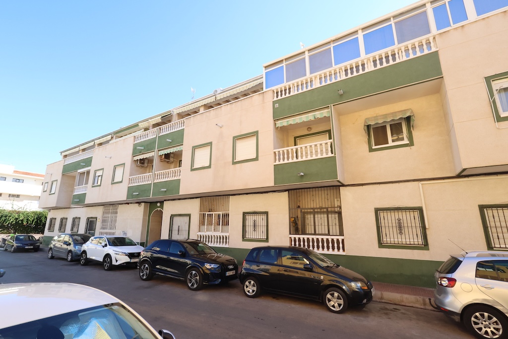 ÁTICO CON AMPLIA TERRAZA, ORIENTACIÓN SUR Y PISCINA COMUNITARIA EN TORREVIEJA