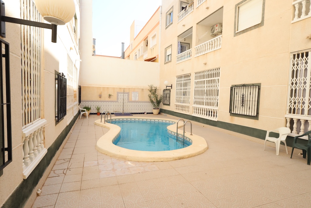 ÁTICO CON AMPLIA TERRAZA, ORIENTACIÓN SUR Y PISCINA COMUNITARIA EN TORREVIEJA