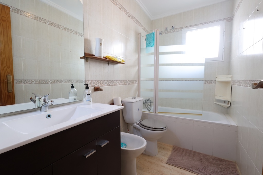 ÁTICO CON AMPLIA TERRAZA, ORIENTACIÓN SUR Y PISCINA COMUNITARIA EN TORREVIEJA