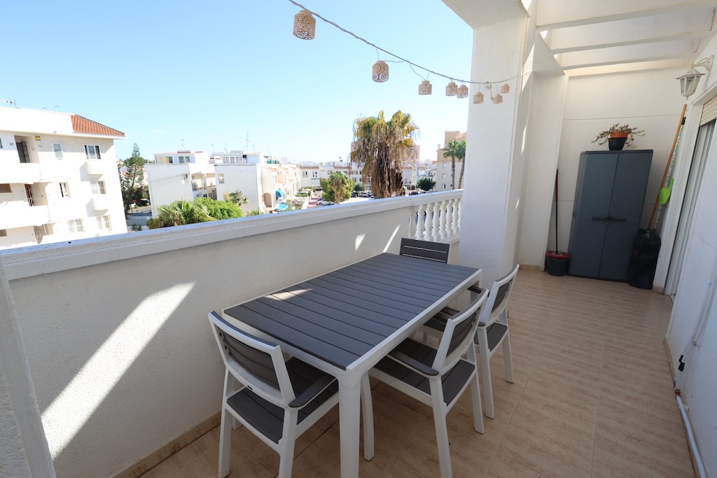 ÁTICO CON AMPLIA TERRAZA, ORIENTACIÓN SUR Y PISCINA COMUNITARIA EN TORREVIEJA