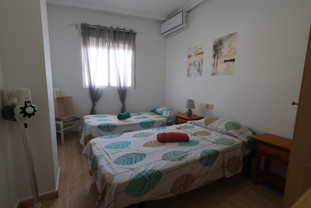 ÁTICO CON AMPLIA TERRAZA, ORIENTACIÓN SUR Y PISCINA COMUNITARIA EN TORREVIEJA