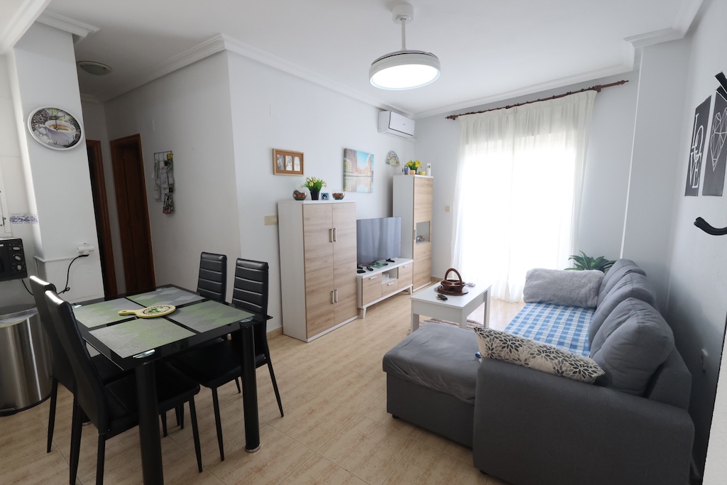 ÁTICO CON AMPLIA TERRAZA, ORIENTACIÓN SUR Y PISCINA COMUNITARIA EN TORREVIEJA