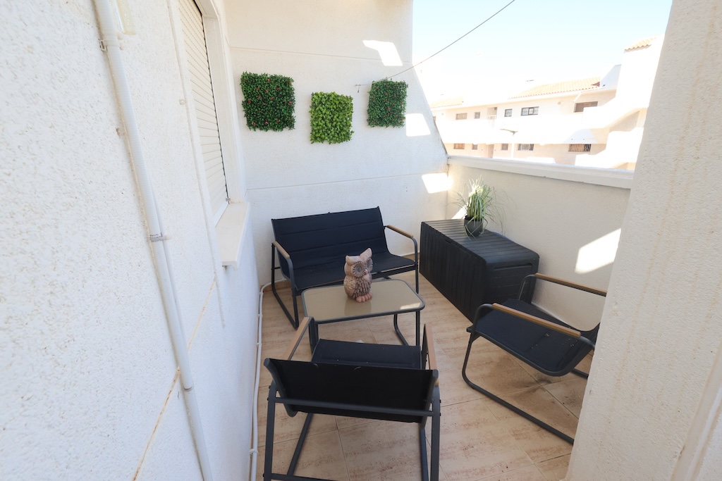 ÁTICO CON AMPLIA TERRAZA, ORIENTACIÓN SUR Y PISCINA COMUNITARIA EN TORREVIEJA