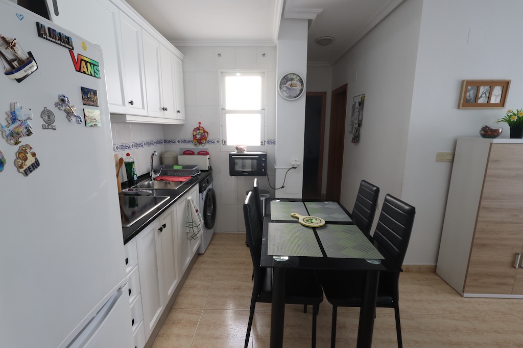 ÁTICO CON AMPLIA TERRAZA, ORIENTACIÓN SUR Y PISCINA COMUNITARIA EN TORREVIEJA