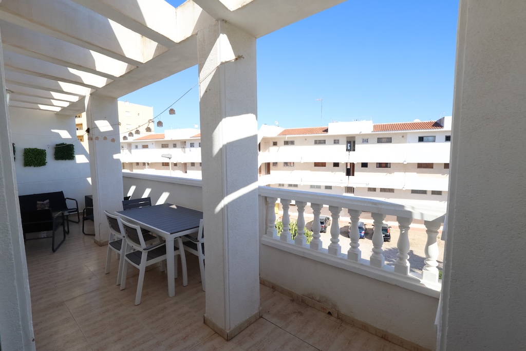 ÁTICO CON AMPLIA TERRAZA, ORIENTACIÓN SUR Y PISCINA COMUNITARIA EN TORREVIEJA