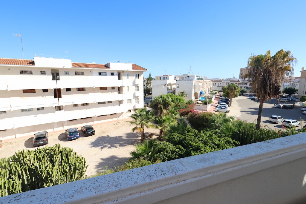 ÁTICO CON AMPLIA TERRAZA, ORIENTACIÓN SUR Y PISCINA COMUNITARIA EN TORREVIEJA