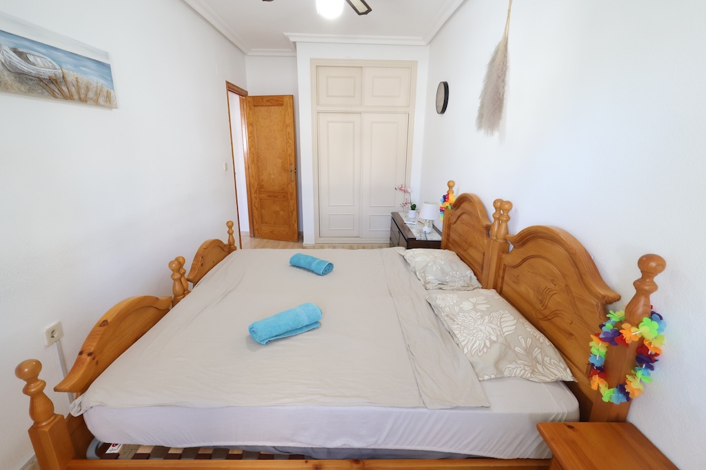 ÁTICO CON AMPLIA TERRAZA, ORIENTACIÓN SUR Y PISCINA COMUNITARIA EN TORREVIEJA