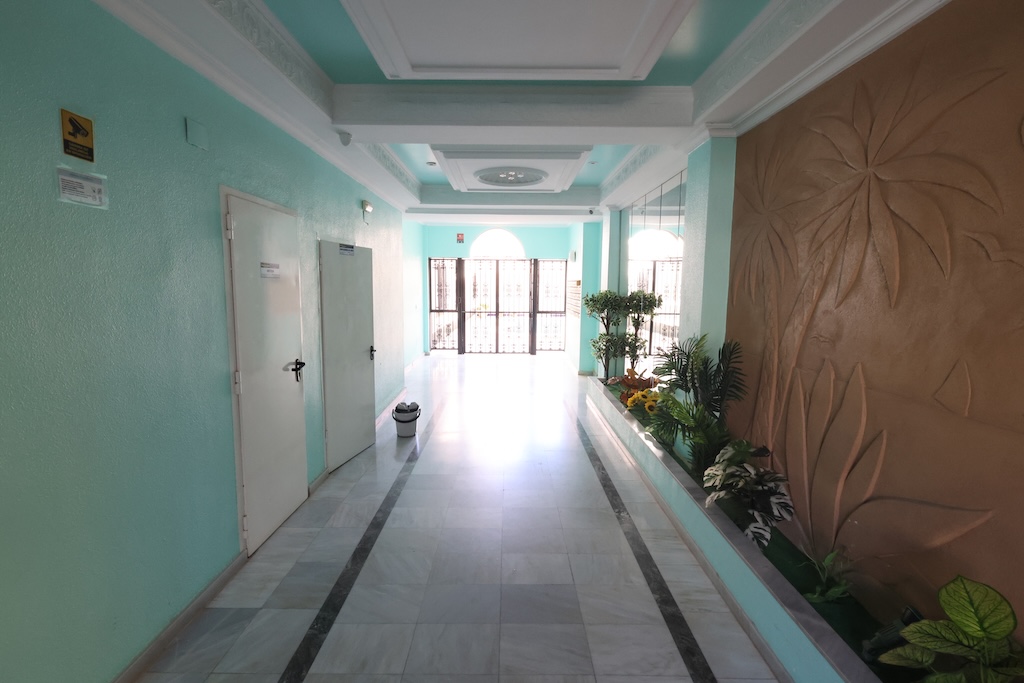 ÁTICO CON AMPLIA TERRAZA, ORIENTACIÓN SUR Y PISCINA COMUNITARIA EN TORREVIEJA