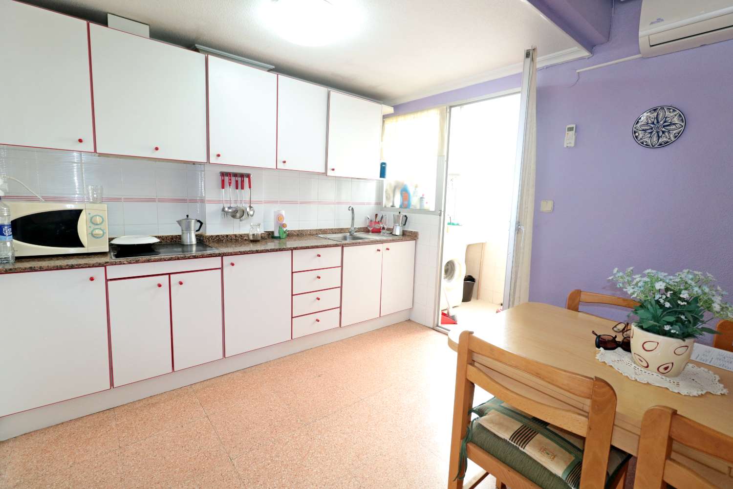 AMPLIO APARTAMENTO A 50 METROS DEL MAR CON VISTAS LATERALES Y ORIENTACIÓN SUROESTE EN ACEQUIÓN