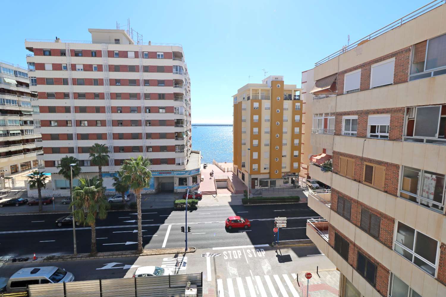 AMPLIO APARTAMENTO A 50 METROS DEL MAR CON VISTAS LATERALES Y ORIENTACIÓN SUROESTE EN ACEQUIÓN