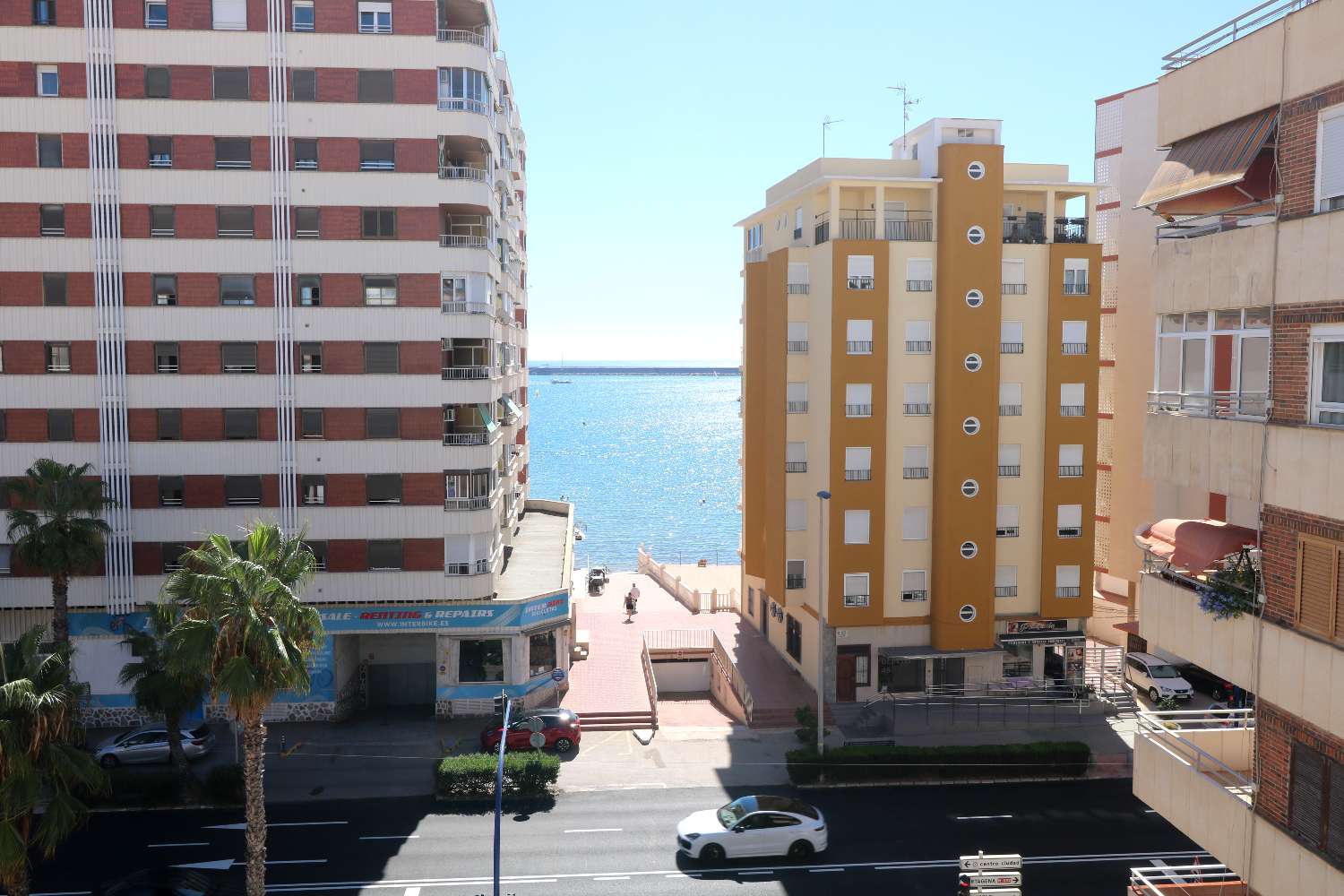 AMPLIO APARTAMENTO A 50 METROS DEL MAR CON VISTAS LATERALES Y ORIENTACIÓN SUROESTE EN ACEQUIÓN
