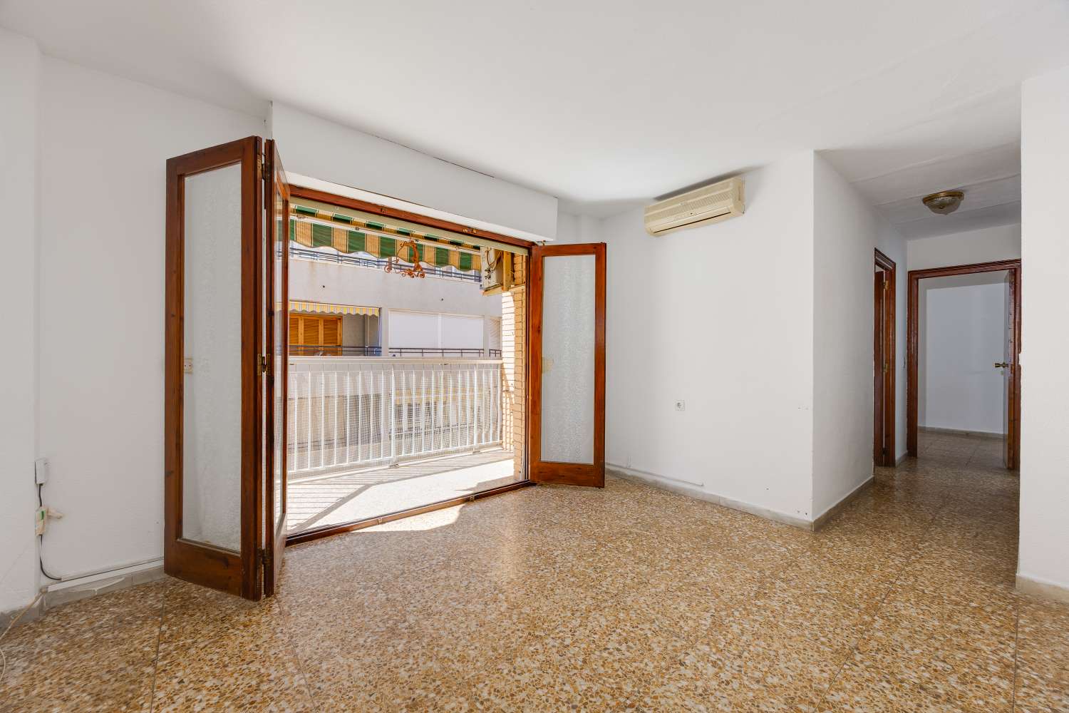 AMPLIO APARTAMENTO CON VISTAS AL MAR Y ORIENTACIÓN SUR A 100 METROS DE LA PLAYA DEL ACEQUIÓN