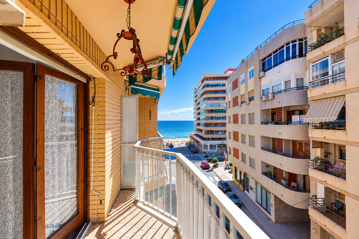 AMPLIO APARTAMENTO CON VISTAS AL MAR Y ORIENTACIÓN SUR A 100 METROS DE LA PLAYA DEL ACEQUIÓN