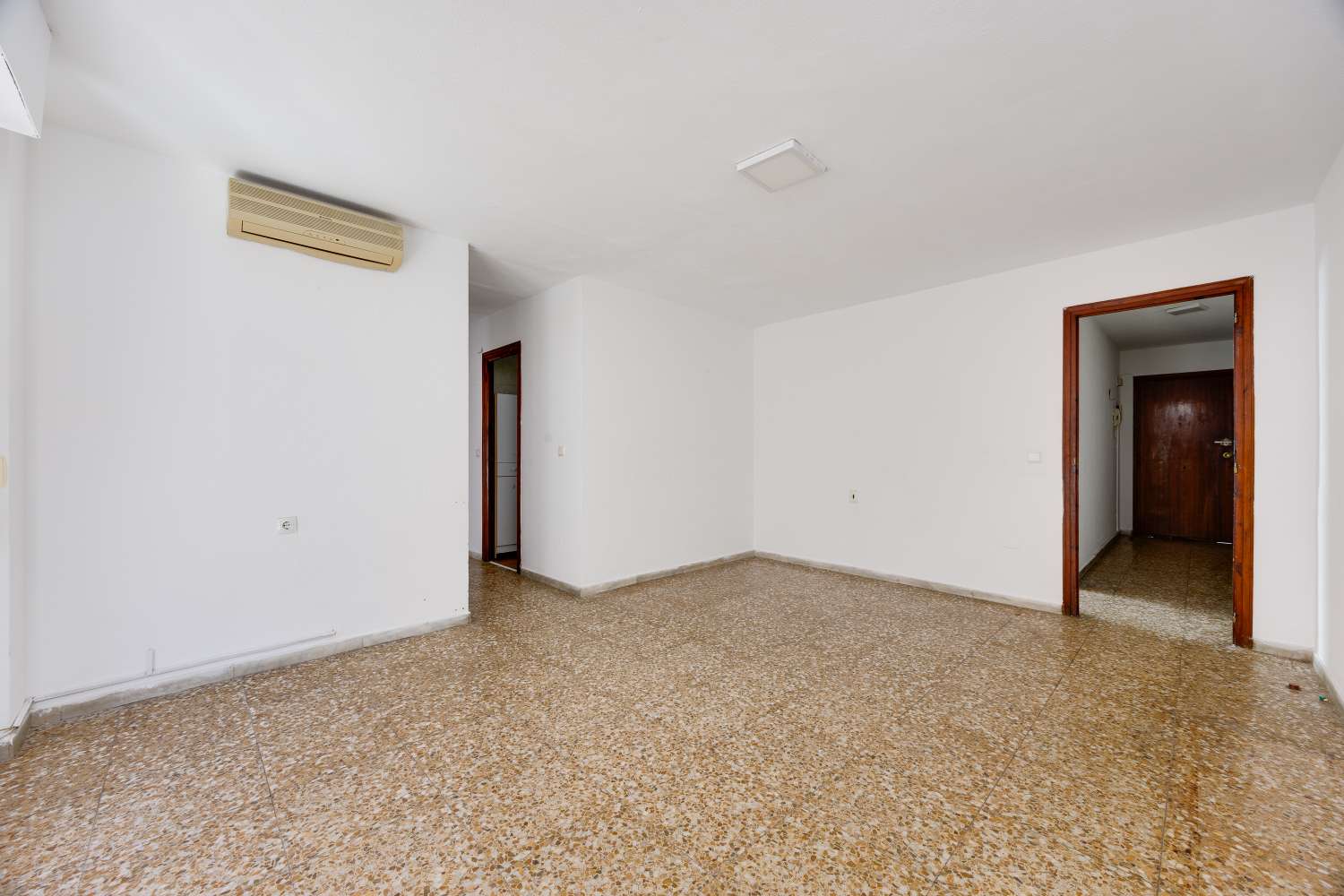 AMPLIO APARTAMENTO CON VISTAS AL MAR Y ORIENTACIÓN SUR A 100 METROS DE LA PLAYA DEL ACEQUIÓN