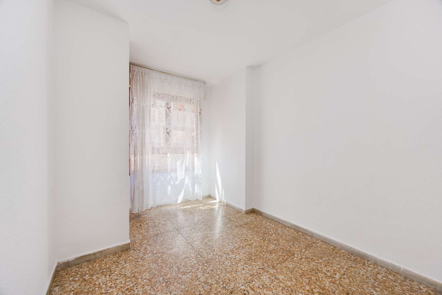 AMPLIO APARTAMENTO CON VISTAS AL MAR Y ORIENTACIÓN SUR A 100 METROS DE LA PLAYA DEL ACEQUIÓN