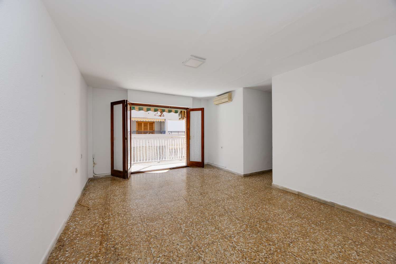 AMPLIO APARTAMENTO CON VISTAS AL MAR Y ORIENTACIÓN SUR A 100 METROS DE LA PLAYA DEL ACEQUIÓN