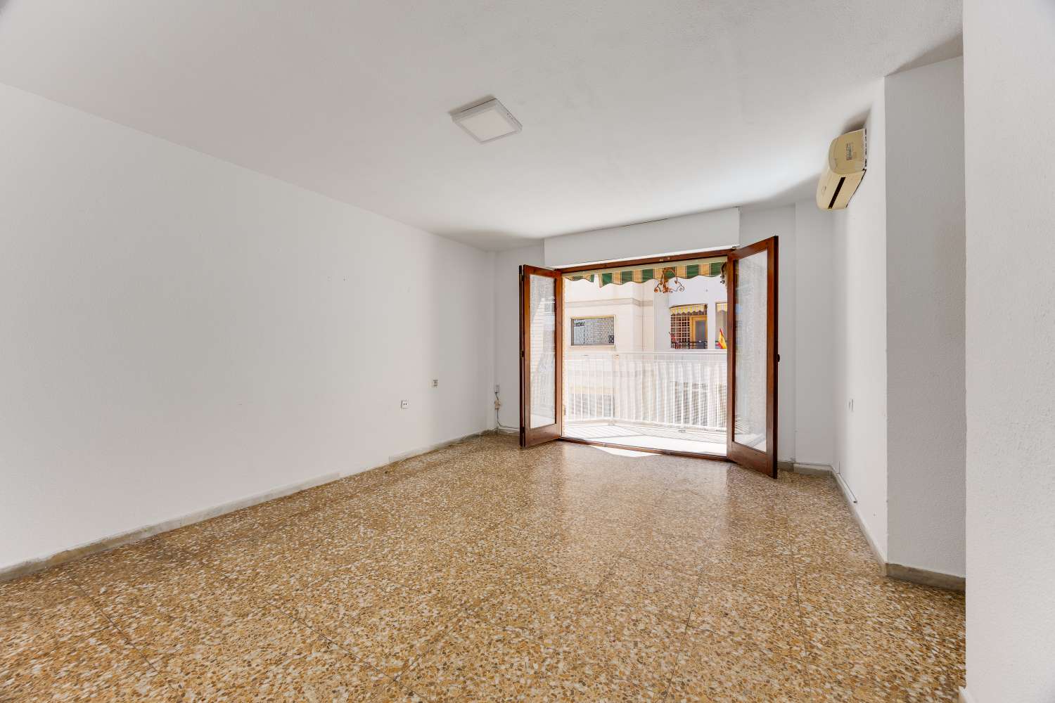 AMPLIO APARTAMENTO CON VISTAS AL MAR Y ORIENTACIÓN SUR A 100 METROS DE LA PLAYA DEL ACEQUIÓN