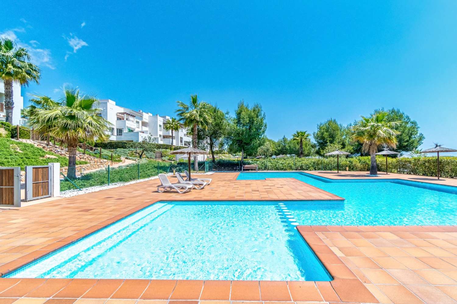 EXCLUSIVO ÁTICO CON TERRAZA DE 37 M², VISTAS AL MAR, GARAJE Y TRASTERO EN LAS COLINAS GOLF