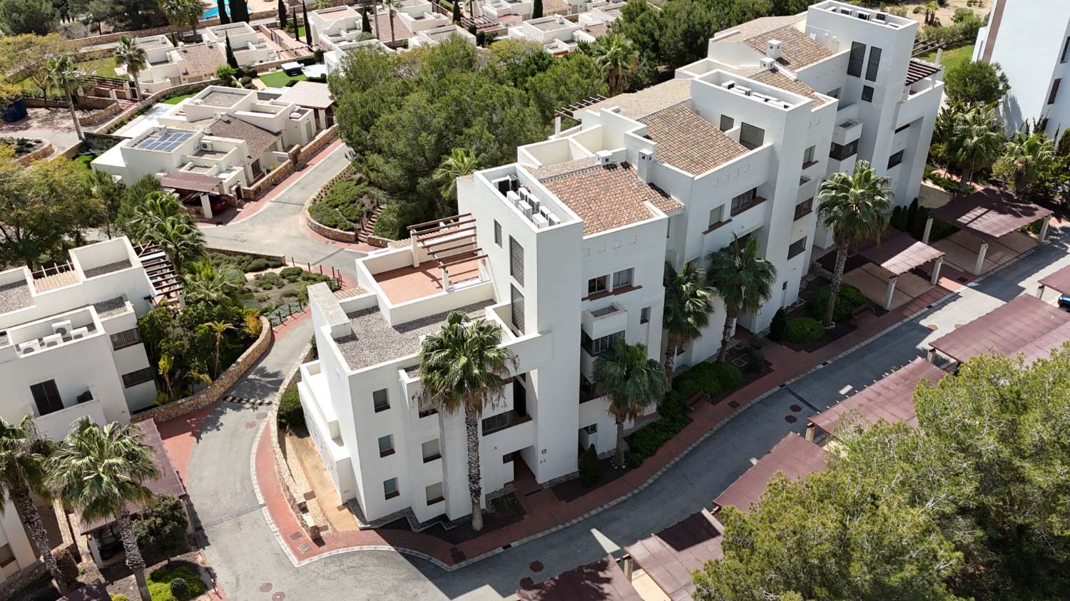 EXCLUSIVO ÁTICO CON TERRAZA DE 37 M², VISTAS AL MAR, GARAJE Y TRASTERO EN LAS COLINAS GOLF