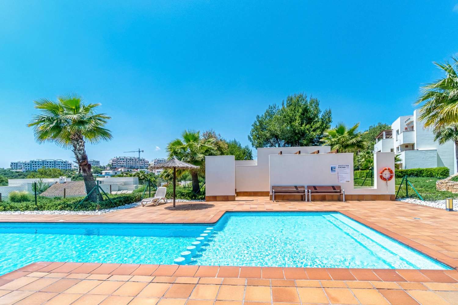 EXCLUSIVO ÁTICO CON TERRAZA DE 37 M², VISTAS AL MAR, GARAJE Y TRASTERO EN LAS COLINAS GOLF