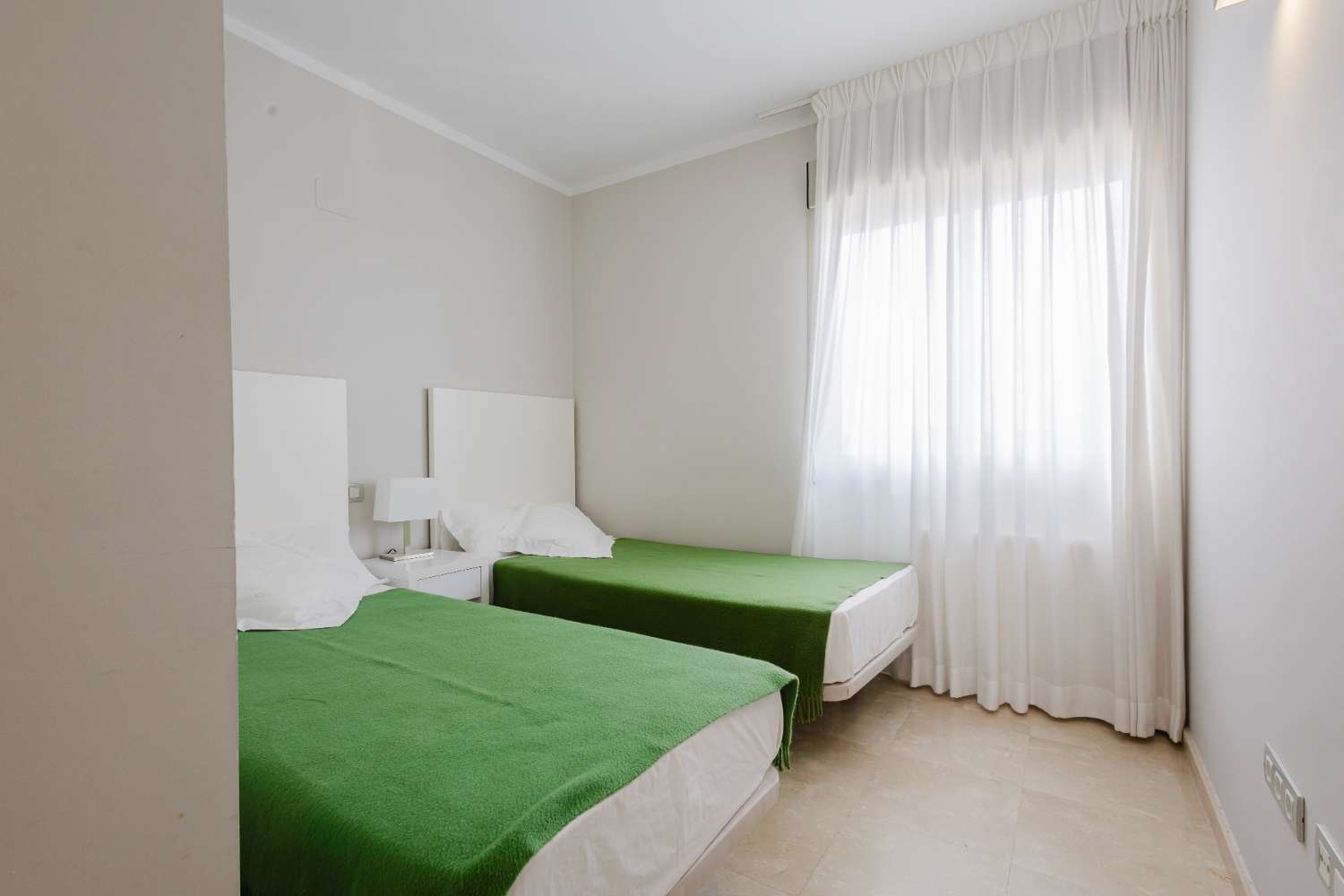 EXCLUSIVO ÁTICO CON TERRAZA DE 37 M², VISTAS AL MAR, GARAJE Y TRASTERO EN LAS COLINAS GOLF