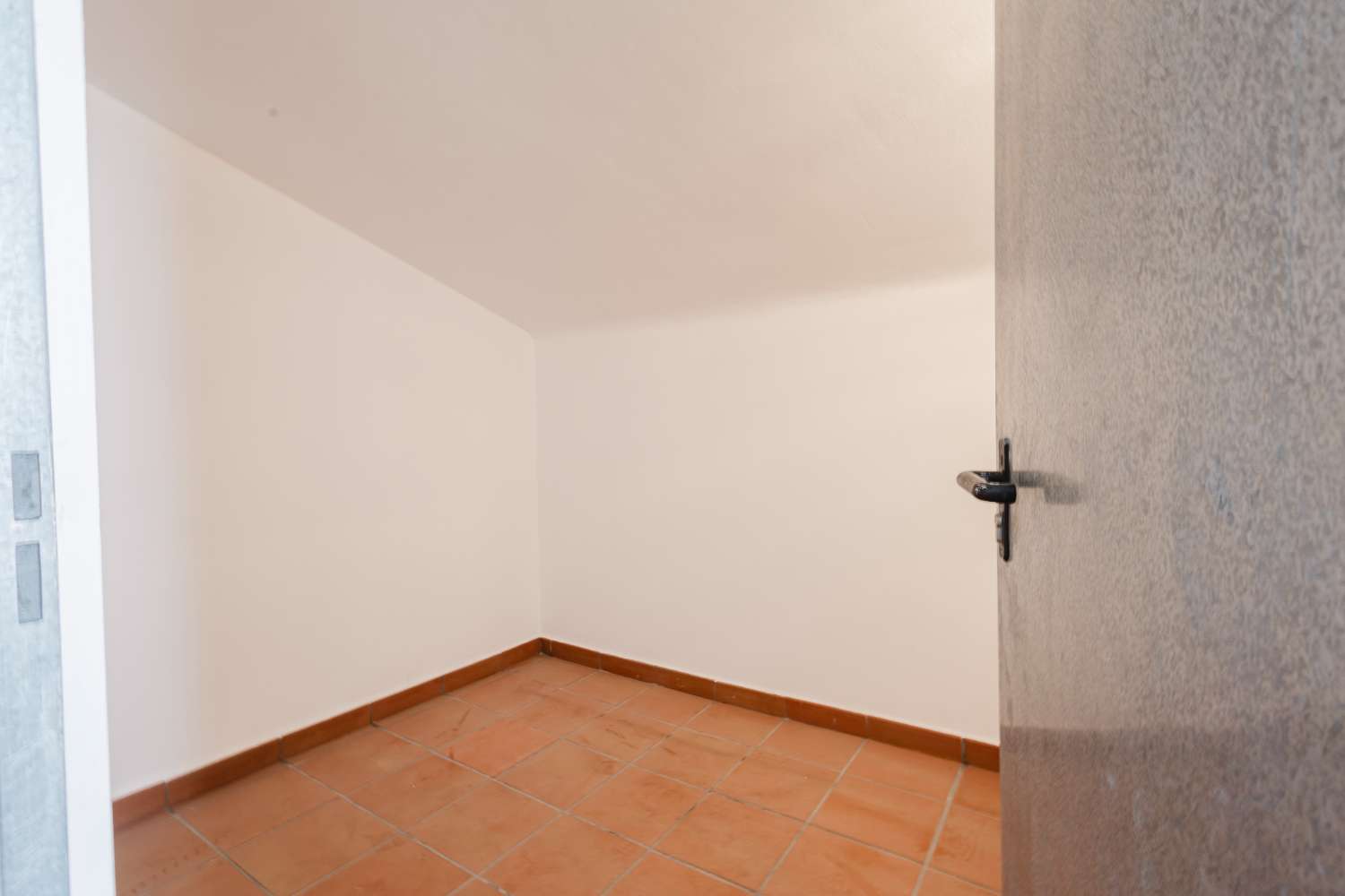 EXCLUSIVO ÁTICO CON TERRAZA DE 37 M², VISTAS AL MAR, GARAJE Y TRASTERO EN LAS COLINAS GOLF