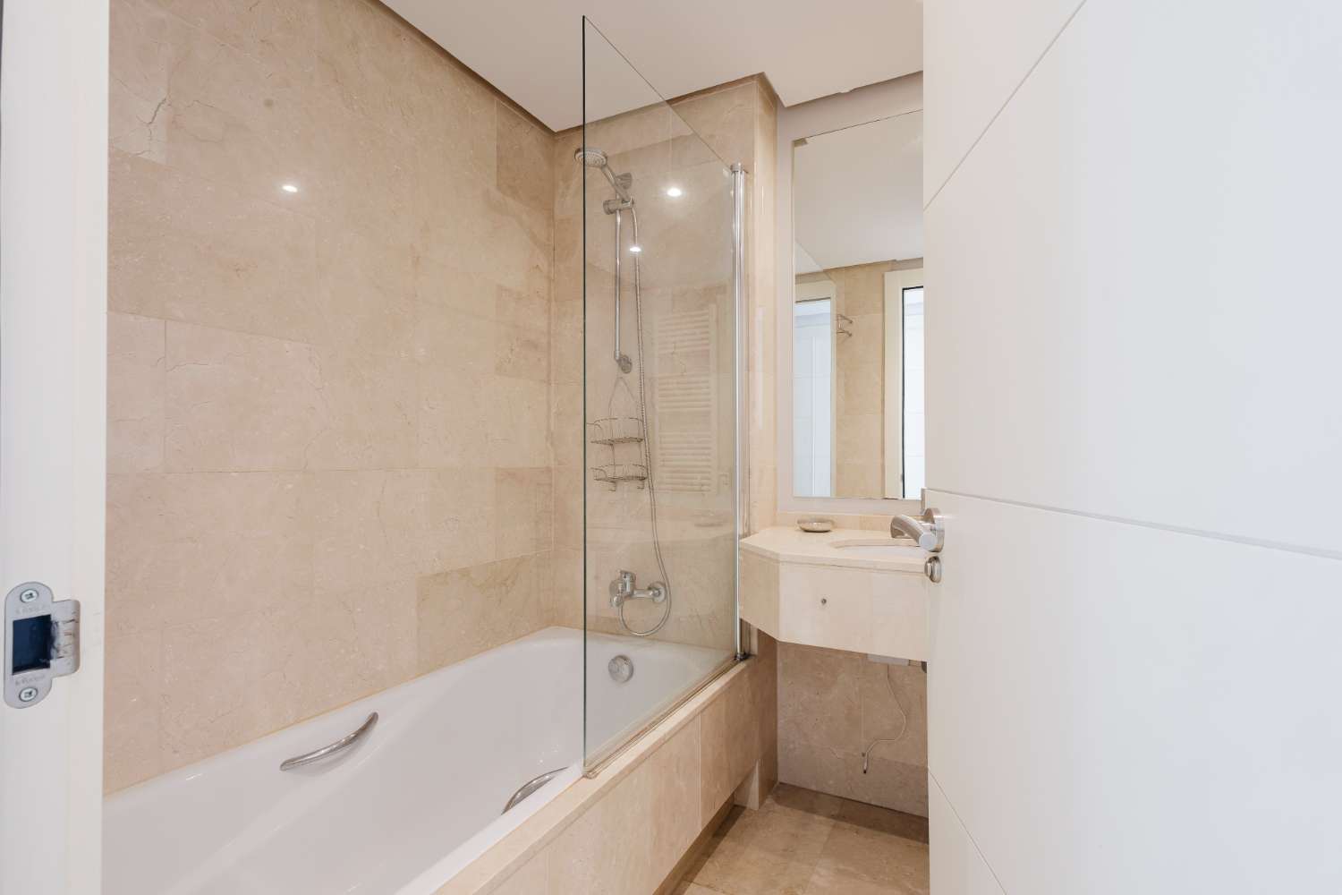 EXCLUSIVO ÁTICO CON TERRAZA DE 37 M², VISTAS AL MAR, GARAJE Y TRASTERO EN LAS COLINAS GOLF