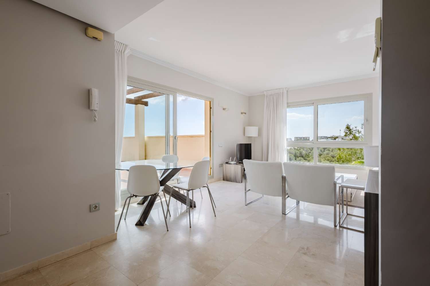 EXCLUSIVO ÁTICO CON TERRAZA DE 37 M², VISTAS AL MAR, GARAJE Y TRASTERO EN LAS COLINAS GOLF