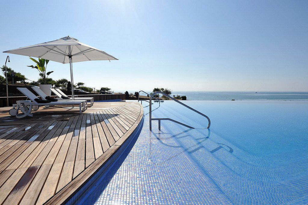 EXCLUSIVO ÁTICO CON TERRAZA DE 37 M², VISTAS AL MAR, GARAJE Y TRASTERO EN LAS COLINAS GOLF