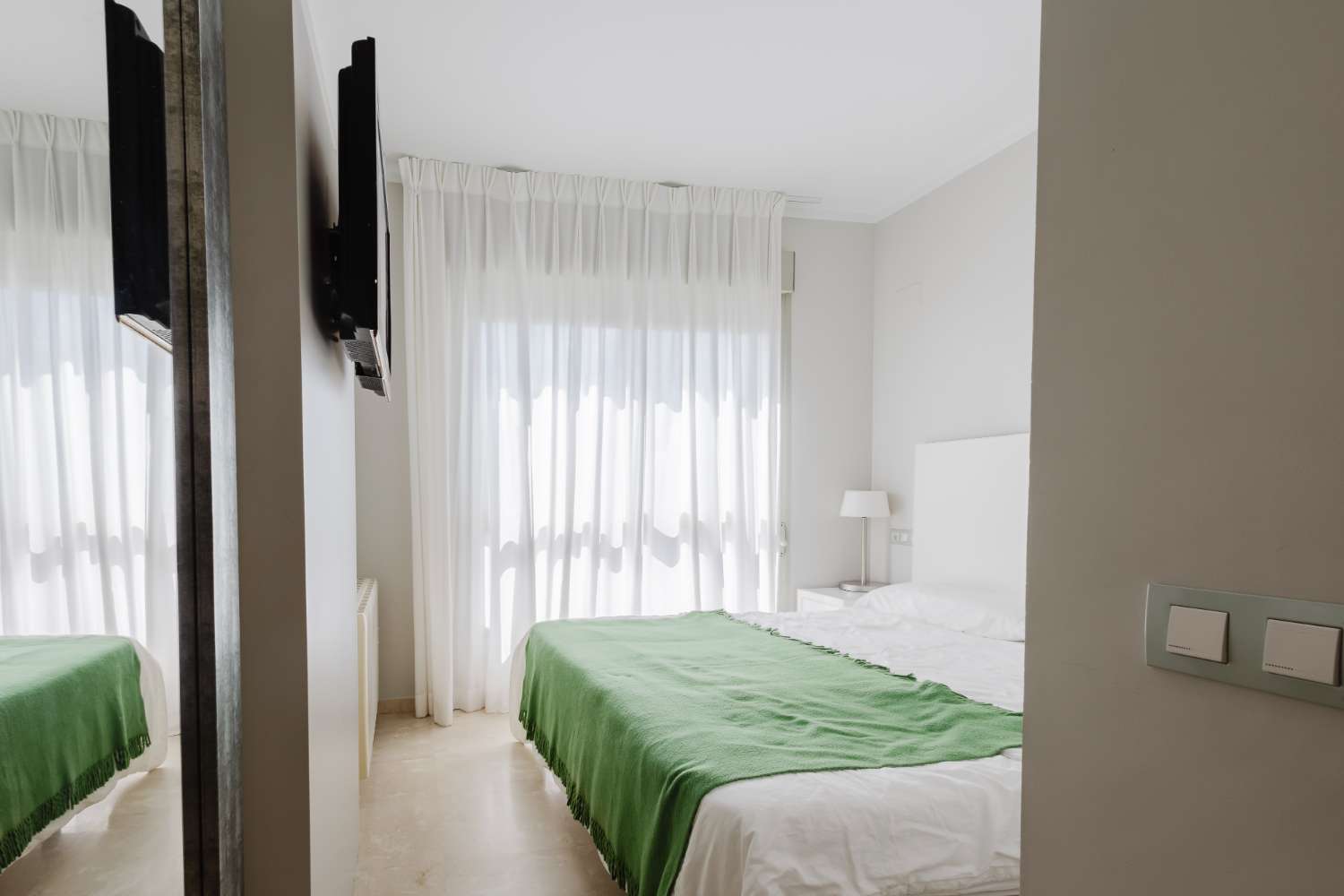 EXCLUSIVO ÁTICO CON TERRAZA DE 37 M², VISTAS AL MAR, GARAJE Y TRASTERO EN LAS COLINAS GOLF