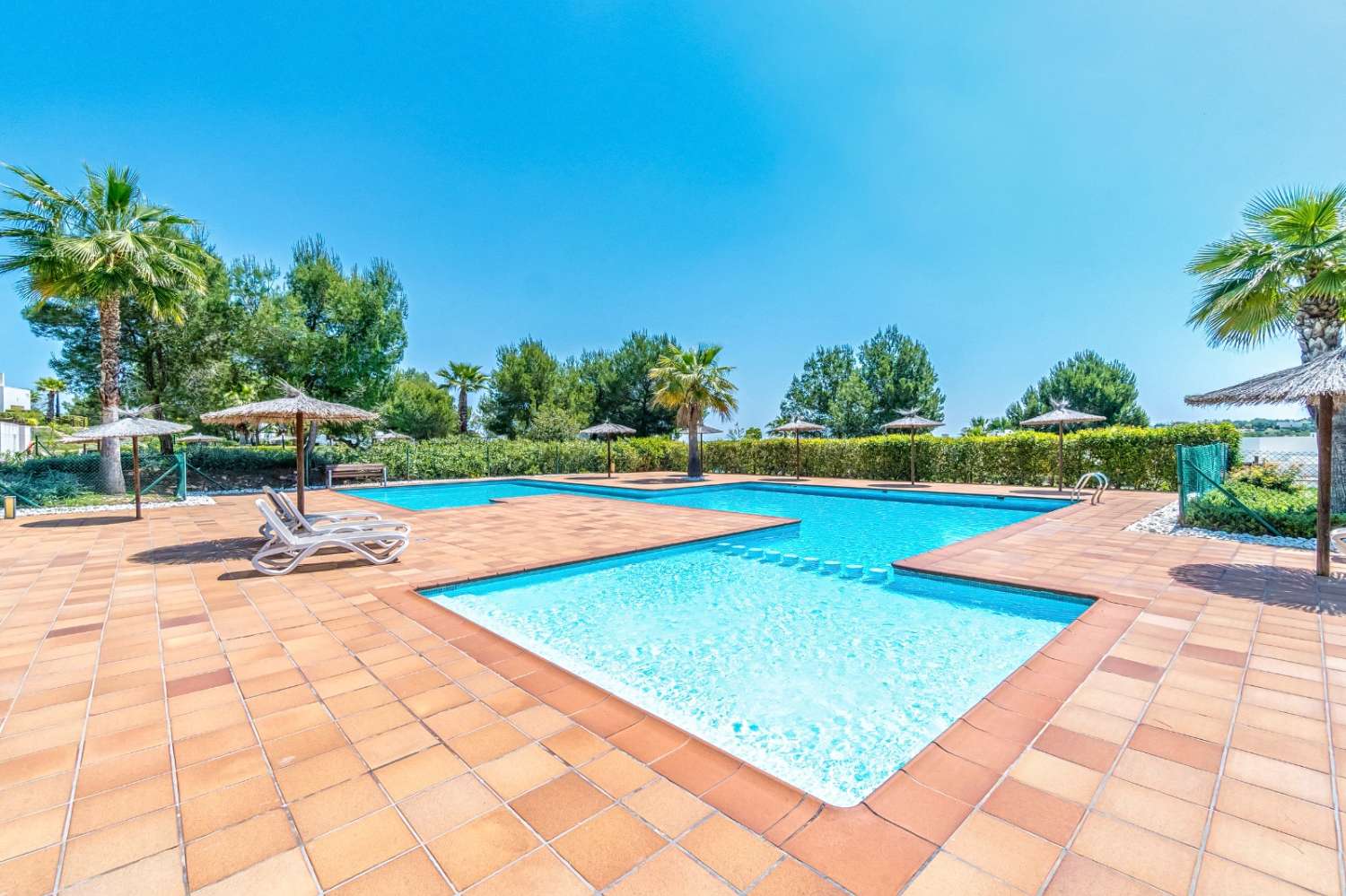 EXCLUSIVO ÁTICO CON TERRAZA DE 37 M², VISTAS AL MAR, GARAJE Y TRASTERO EN LAS COLINAS GOLF