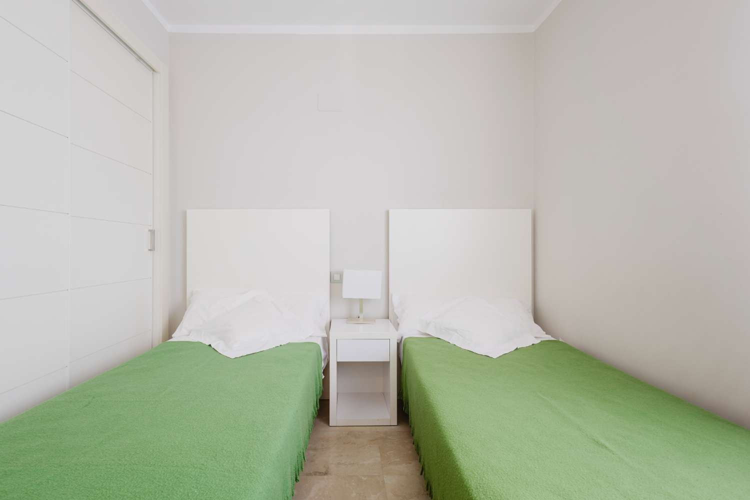 EXCLUSIVO ÁTICO CON TERRAZA DE 37 M², VISTAS AL MAR, GARAJE Y TRASTERO EN LAS COLINAS GOLF