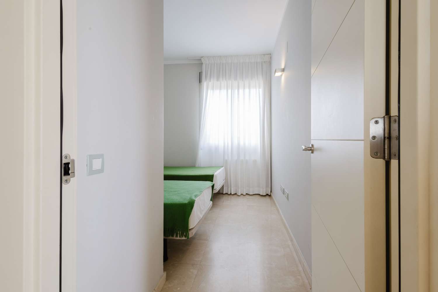 EXCLUSIVO ÁTICO CON TERRAZA DE 37 M², VISTAS AL MAR, GARAJE Y TRASTERO EN LAS COLINAS GOLF