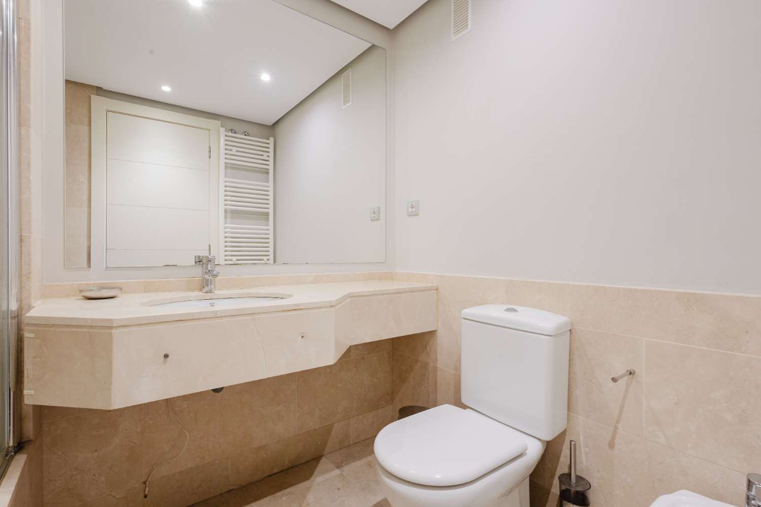 EXCLUSIVO ÁTICO CON TERRAZA DE 37 M², VISTAS AL MAR, GARAJE Y TRASTERO EN LAS COLINAS GOLF